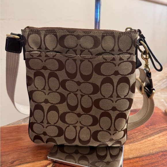 Coach Signature Crossbody Bag Purse with  Turnlock - Picture 3 of 16